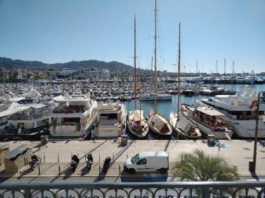 Three bedroom apartment on the port in Cannes. Short walk to the Palais. - 426 4