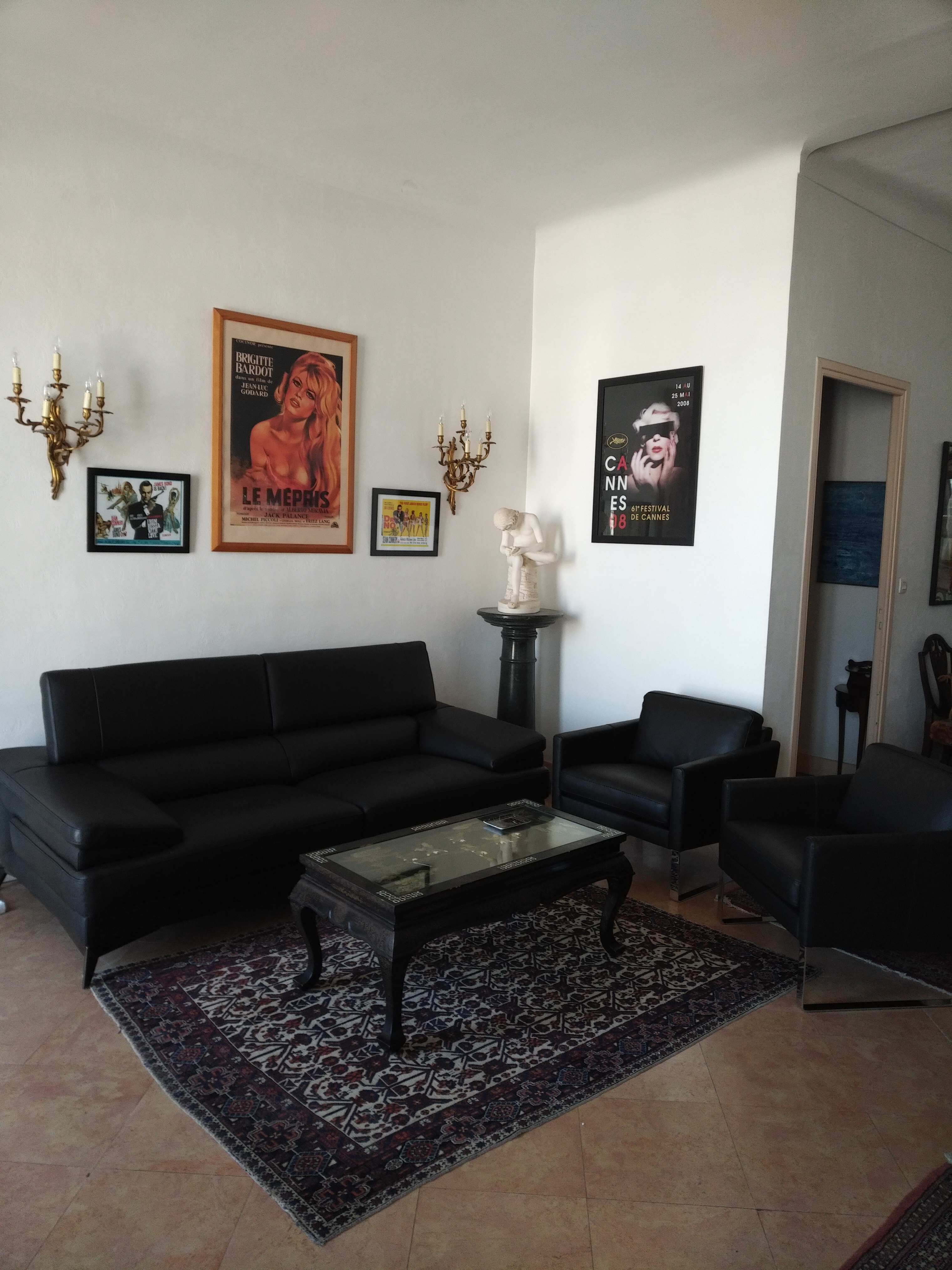 Three bedroom apartment on the port in Cannes. Short walk to the Palais. - 426 0