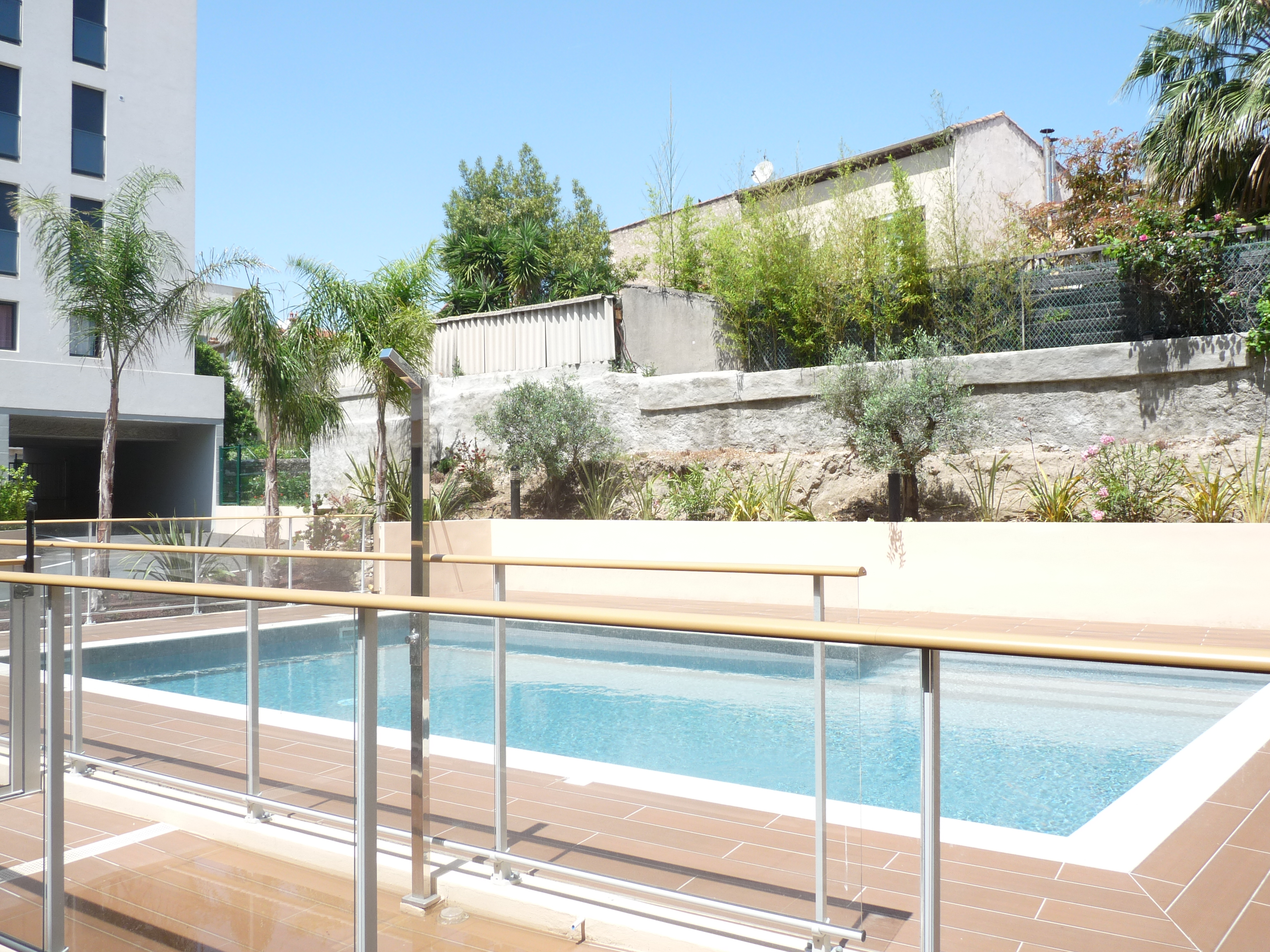 Two bedroom apartment in the Palm Beach area of Cannes, quiet residential area just by the beaches. - 1956 0